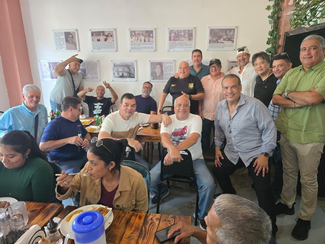 Almuerzo de viernes con aseguradoras y clientes en El Gato Negro