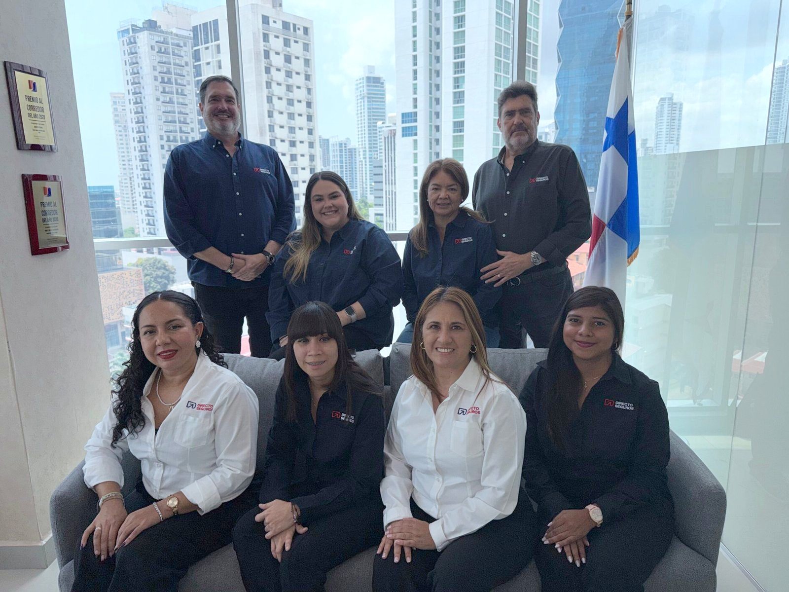 El equipo de Directo Seguros junto a la bandera de Panamá