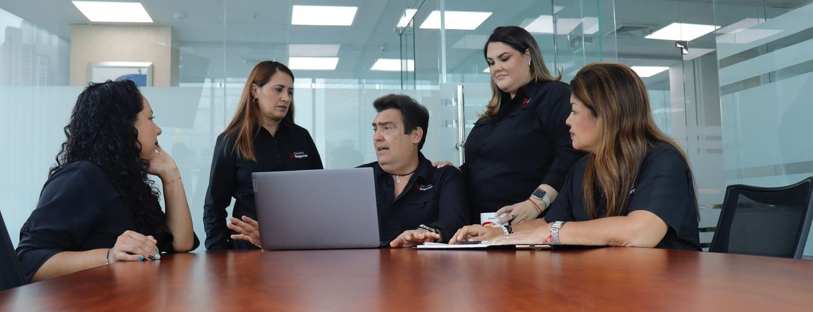 El equipo de Directo Seguros en reunión de trabajo