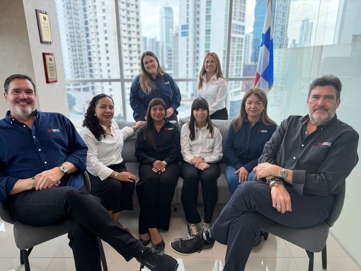 Equipo de Directo Seguros en la oficina