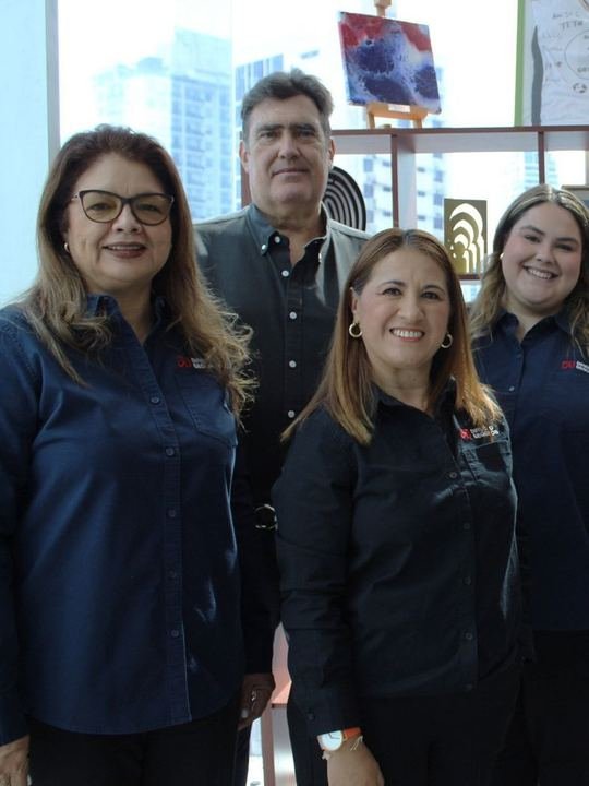 Irma Sánchez de Barreiro y Jorge Barreiro con parte del equipo