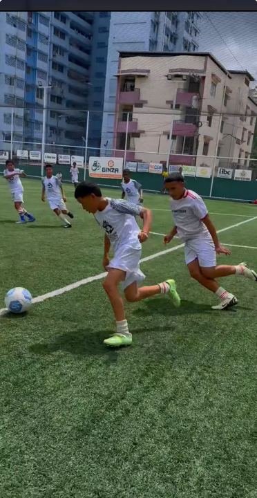 Niños jugando fútbol en El Chorrillo