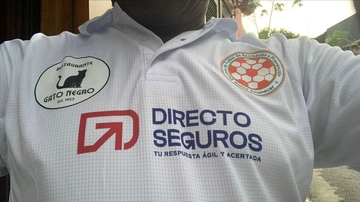 Camiseta con los logos de El Gato Negro y Directo Seguros