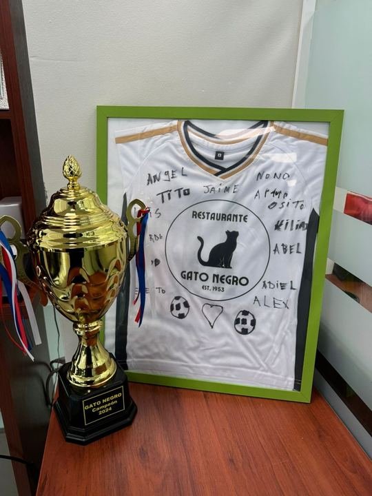 Trofeo y camiseta firmada por los jugadores