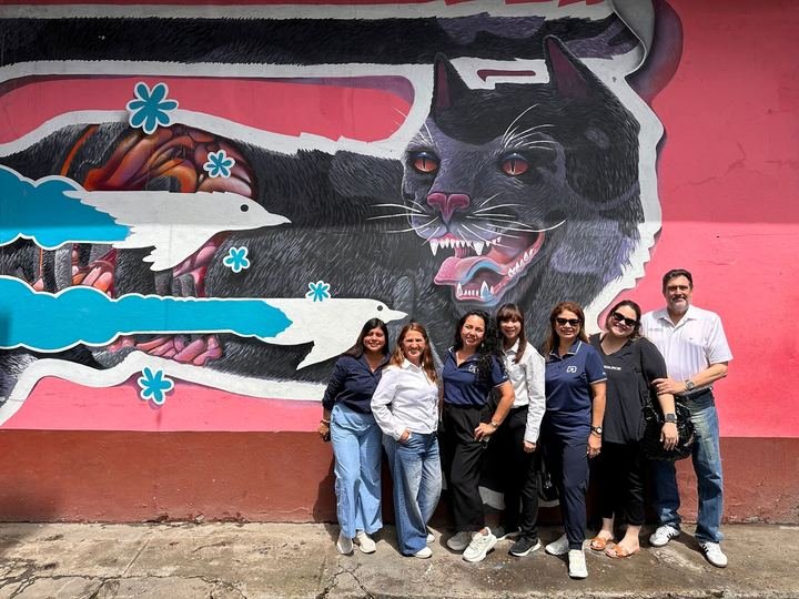 Equipo de Directo Seguros frente al mural de El Gato Negro
