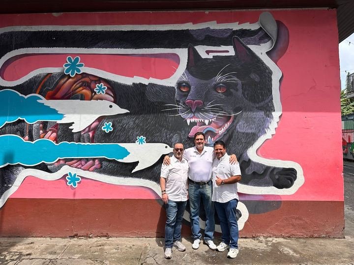 Frente al mural de El Gato Negro