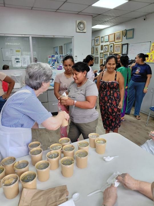 Voluntarias entregando sopas a familias en el Hospital del Niño