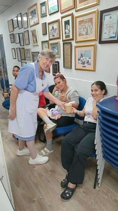 Voluntaria sirviendo sopa a familiares de pacientes