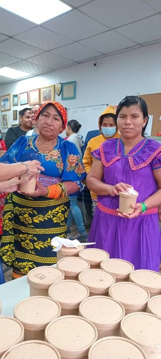 Madres recibiendo sopa en el Hospital del Niño