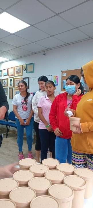 Familiares de pacientes en la entrega de sopas